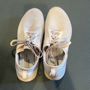 Pink new balance tennis shoes